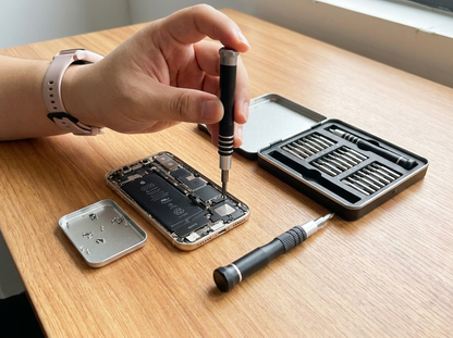 Kit tournevis utilisé pour la réparation d'un smartphone